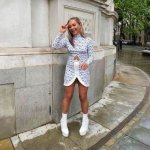 type-actress-florence-pugh-shes-5-4in-162cm-v0-asvxaqp0uyva1.jpg
